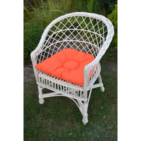 Scaun alb din rachită cu pernuță portocalie