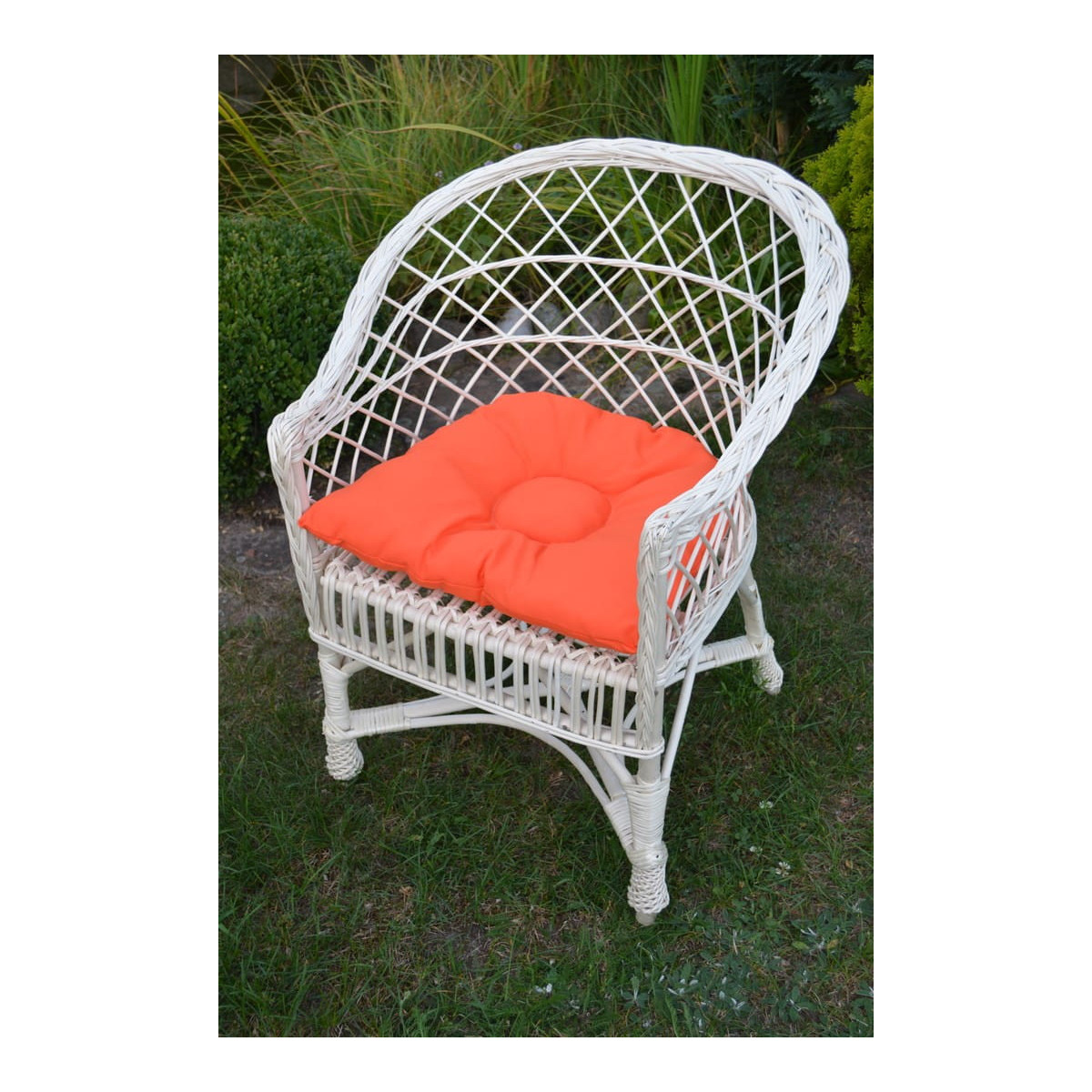 Scaun alb din rachită cu pernuță portocalie