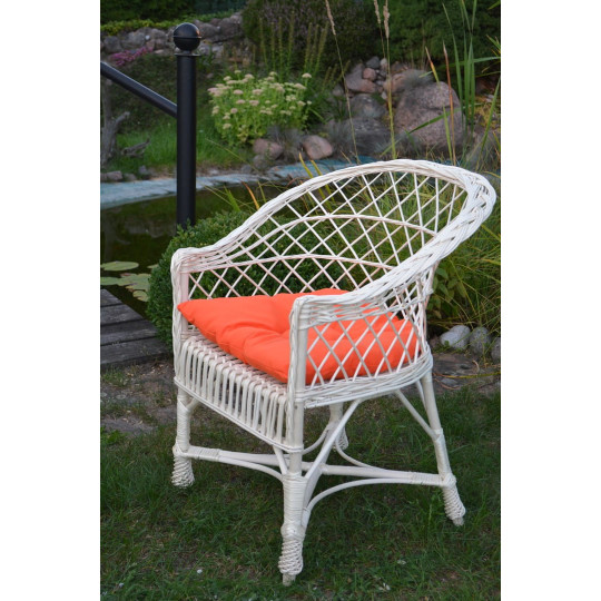 Scaun alb din rachită cu pernuță portocalie