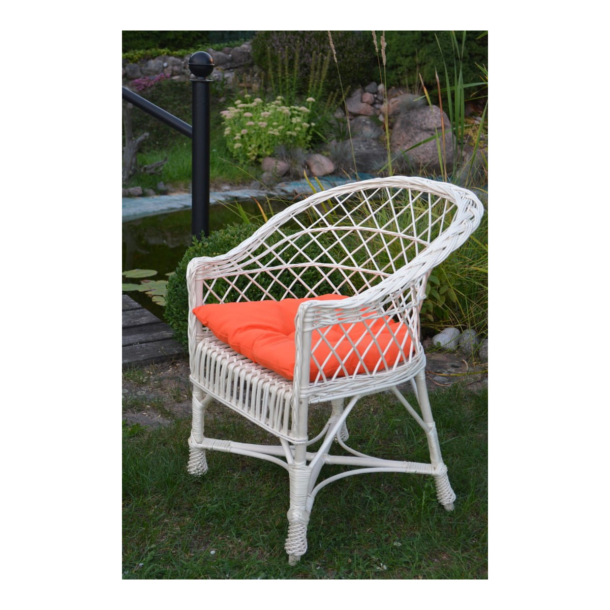 Scaun alb din rachită cu pernuță portocalie