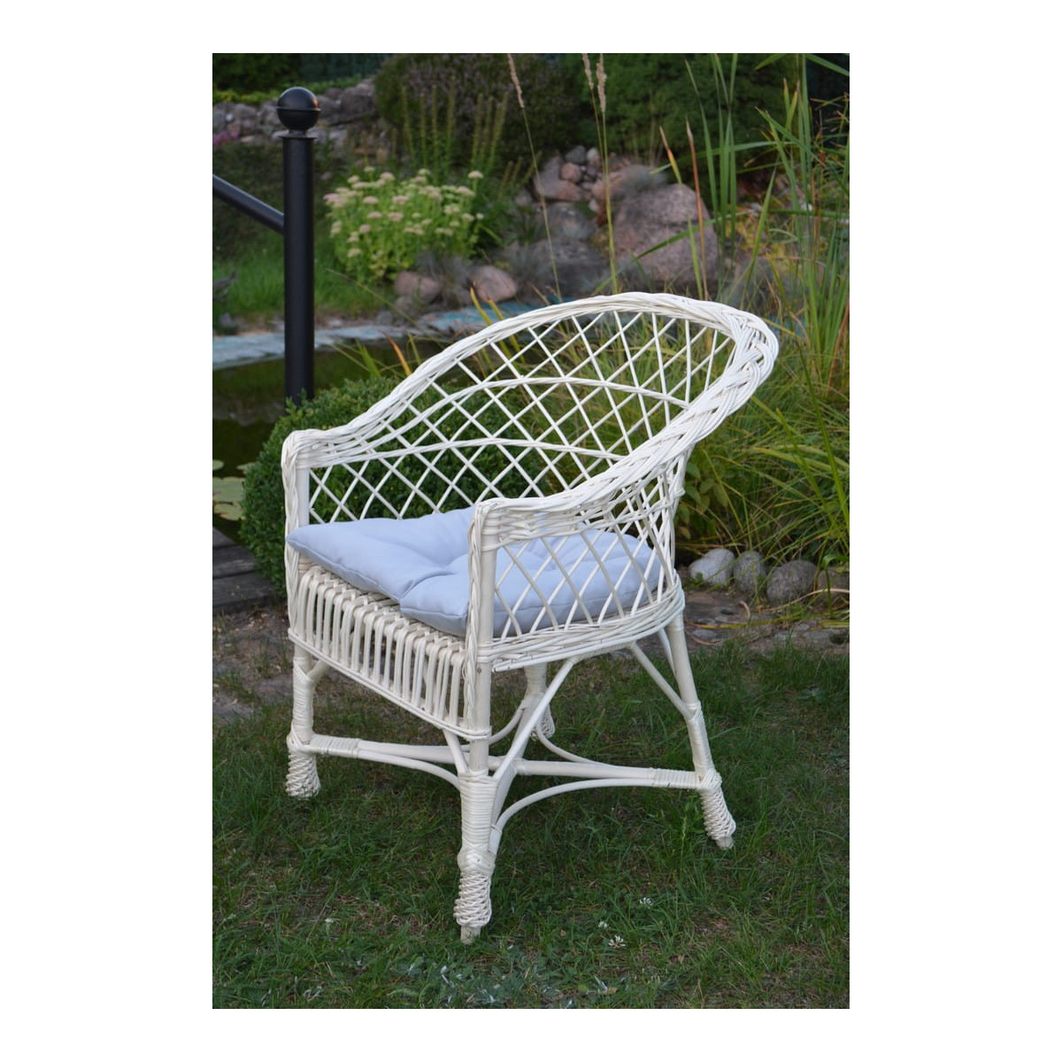 Scaun alb din răchită cu pernă gri