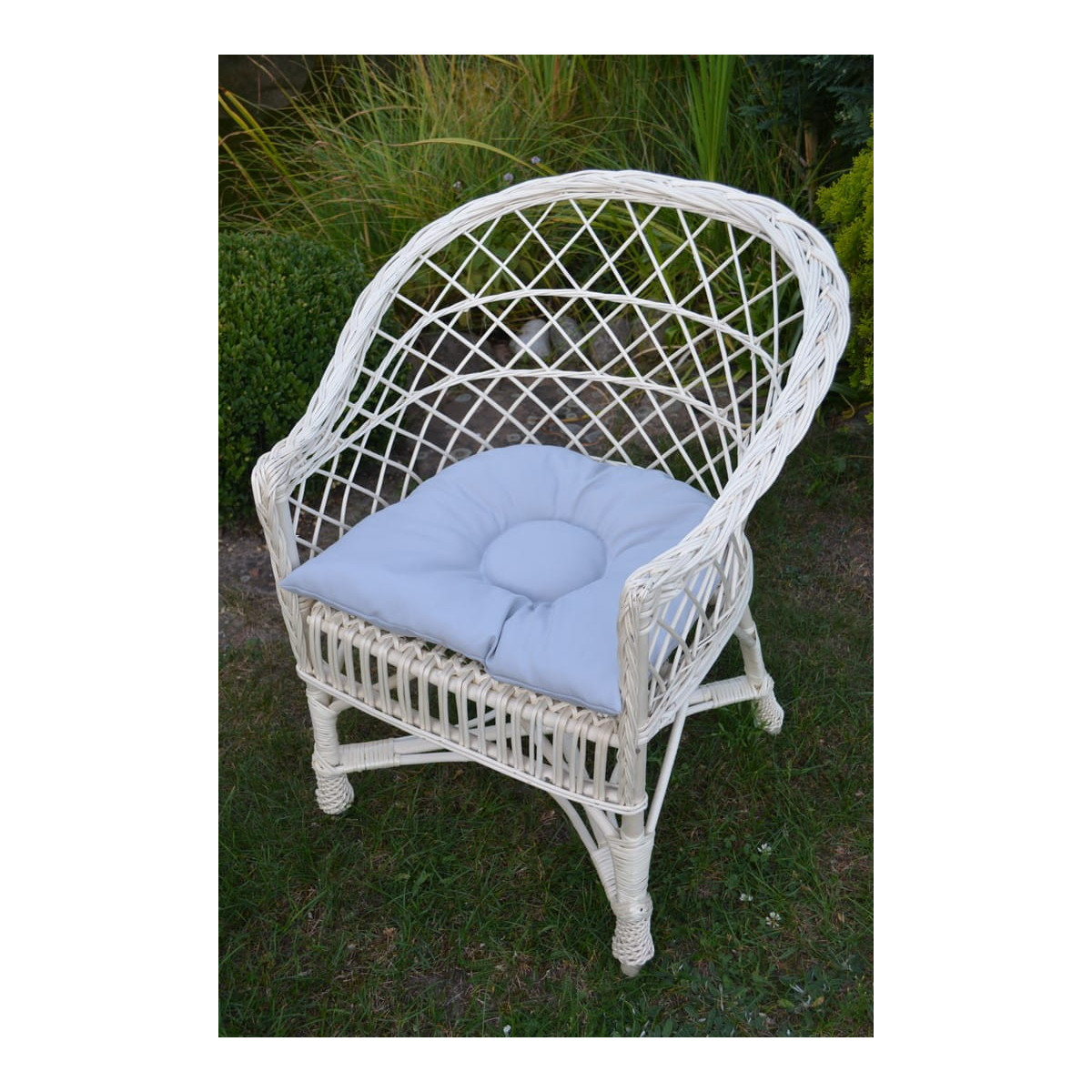 Scaun alb din răchită cu pernă gri