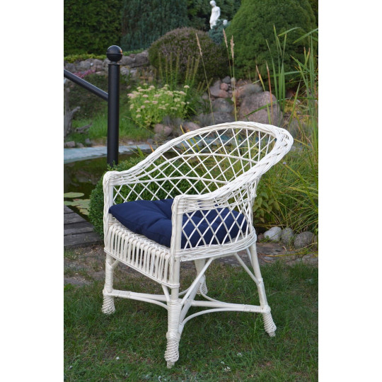 Scaun alb din rattan cu pernă albastră