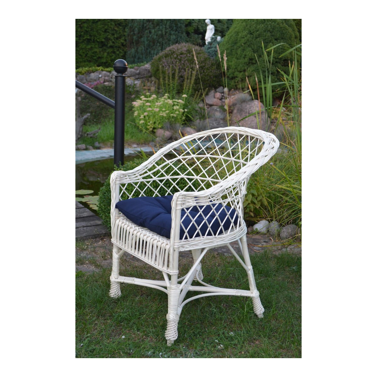 Scaun alb din rattan cu pernă albastră