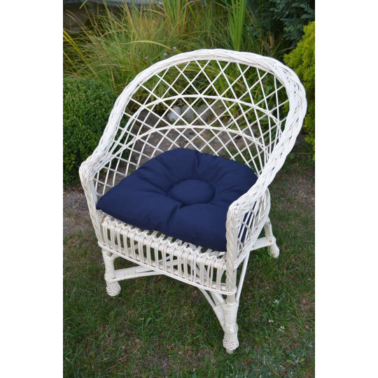 Scaun alb din rattan cu pernă albastră