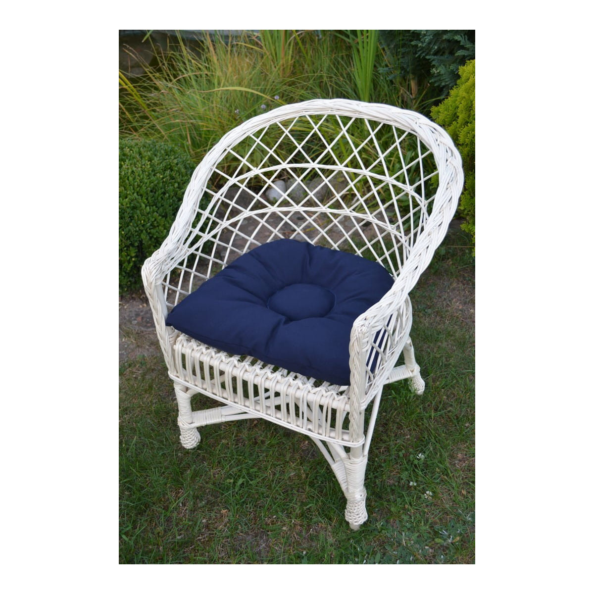 Scaun alb din rattan cu pernă albastră