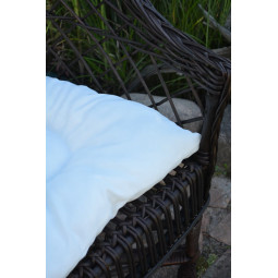 Scaun din ratan maro închis pentru grădină cu pernă albă