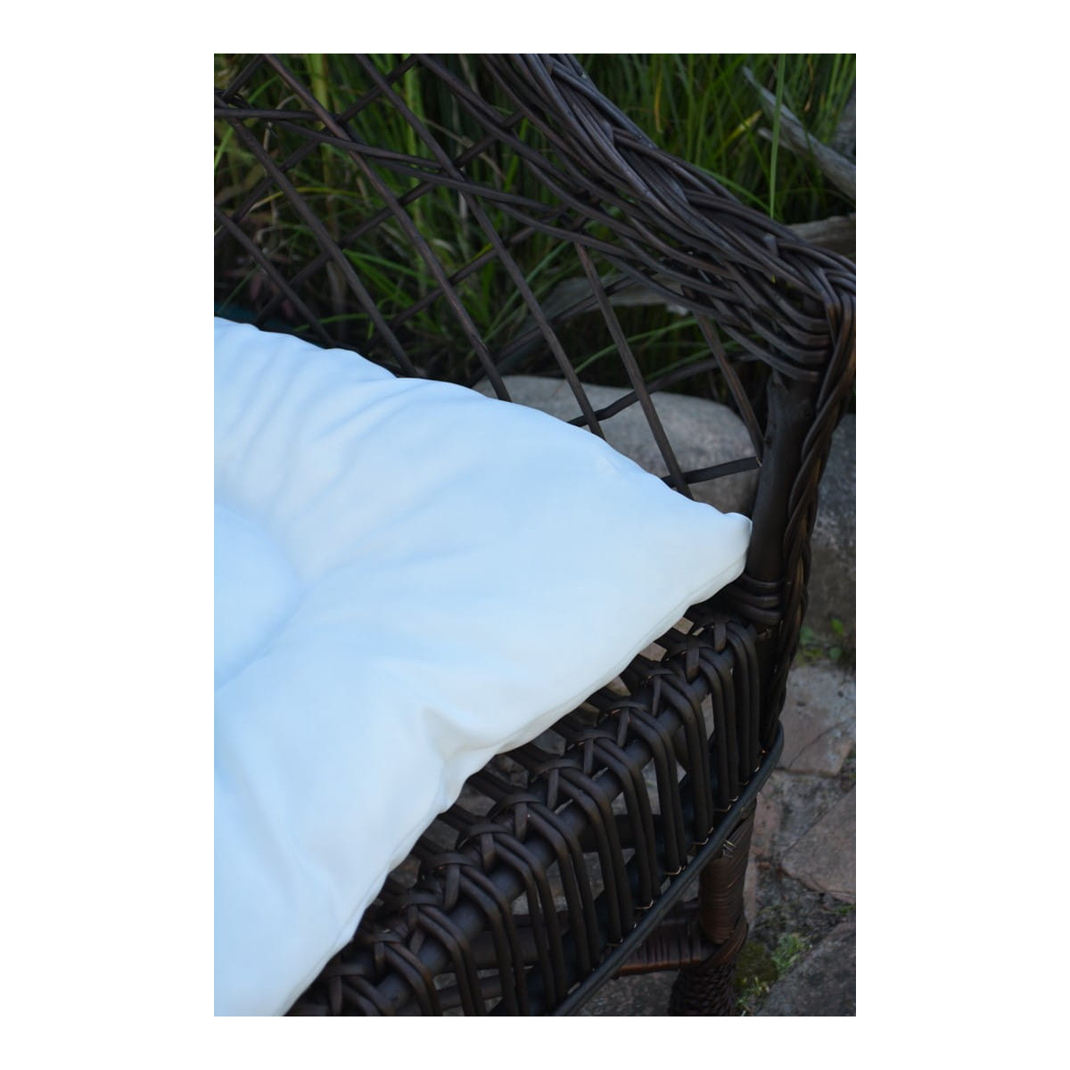 Scaun din ratan maro închis pentru grădină cu pernă albă