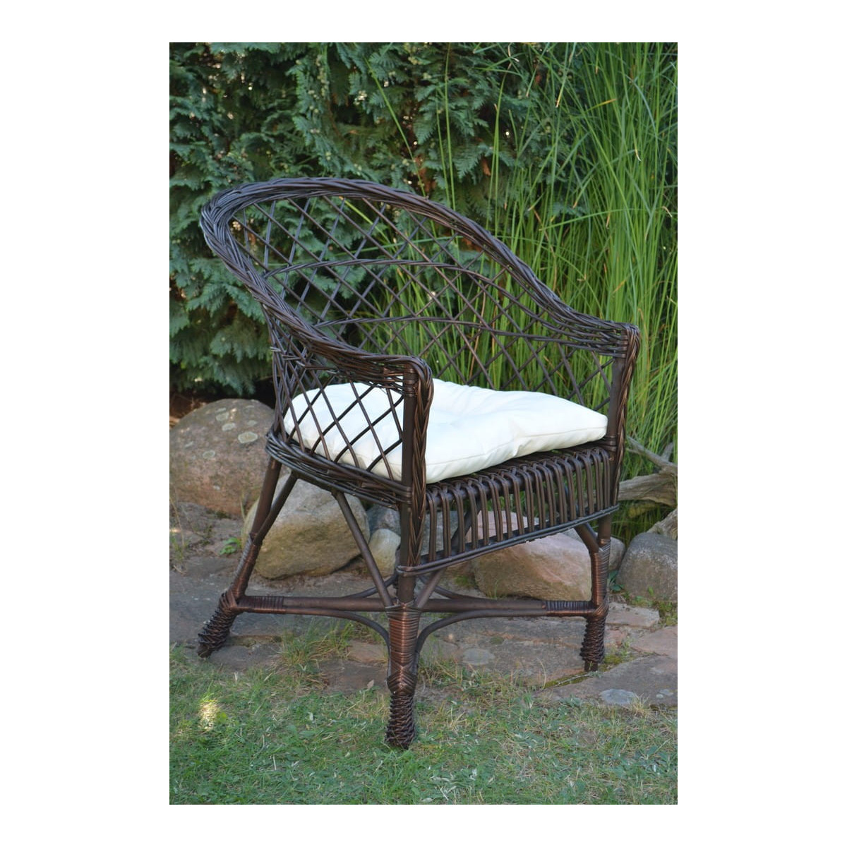 Scaun din ratan maro închis pentru grădină cu pernă albă
