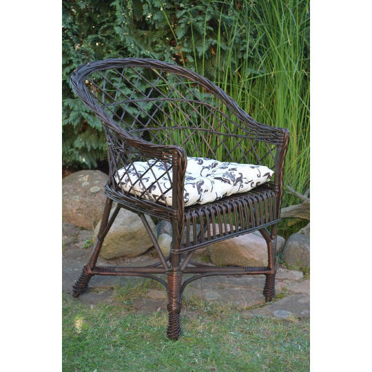 Scaun din ratan maro închis pentru grădină, cu perne albe cu model.