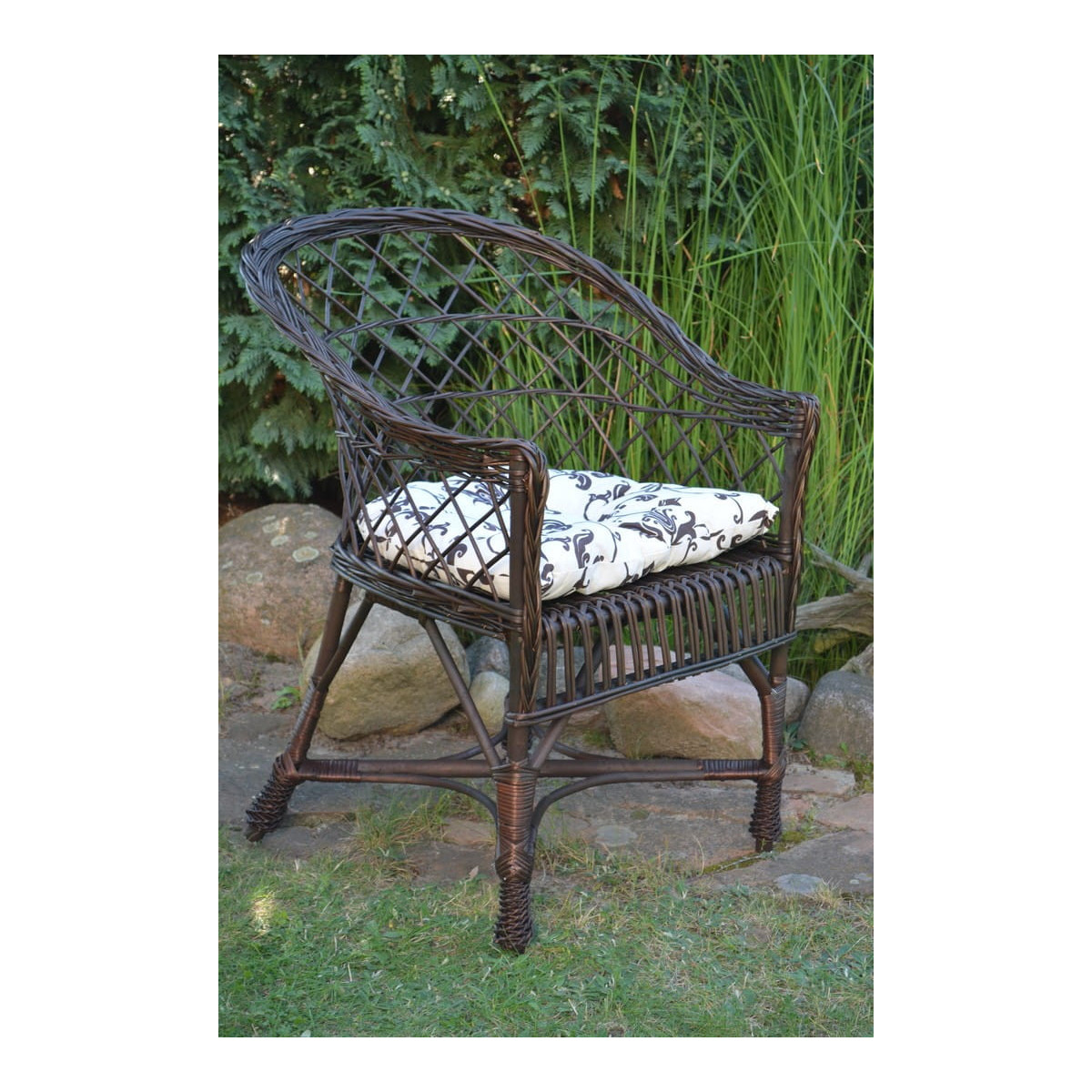 Scaun din ratan maro închis pentru grădină, cu perne albe cu model.