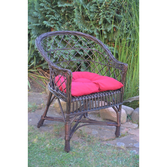 Scaun din ratan de culoare maro închis cu pernă roșie