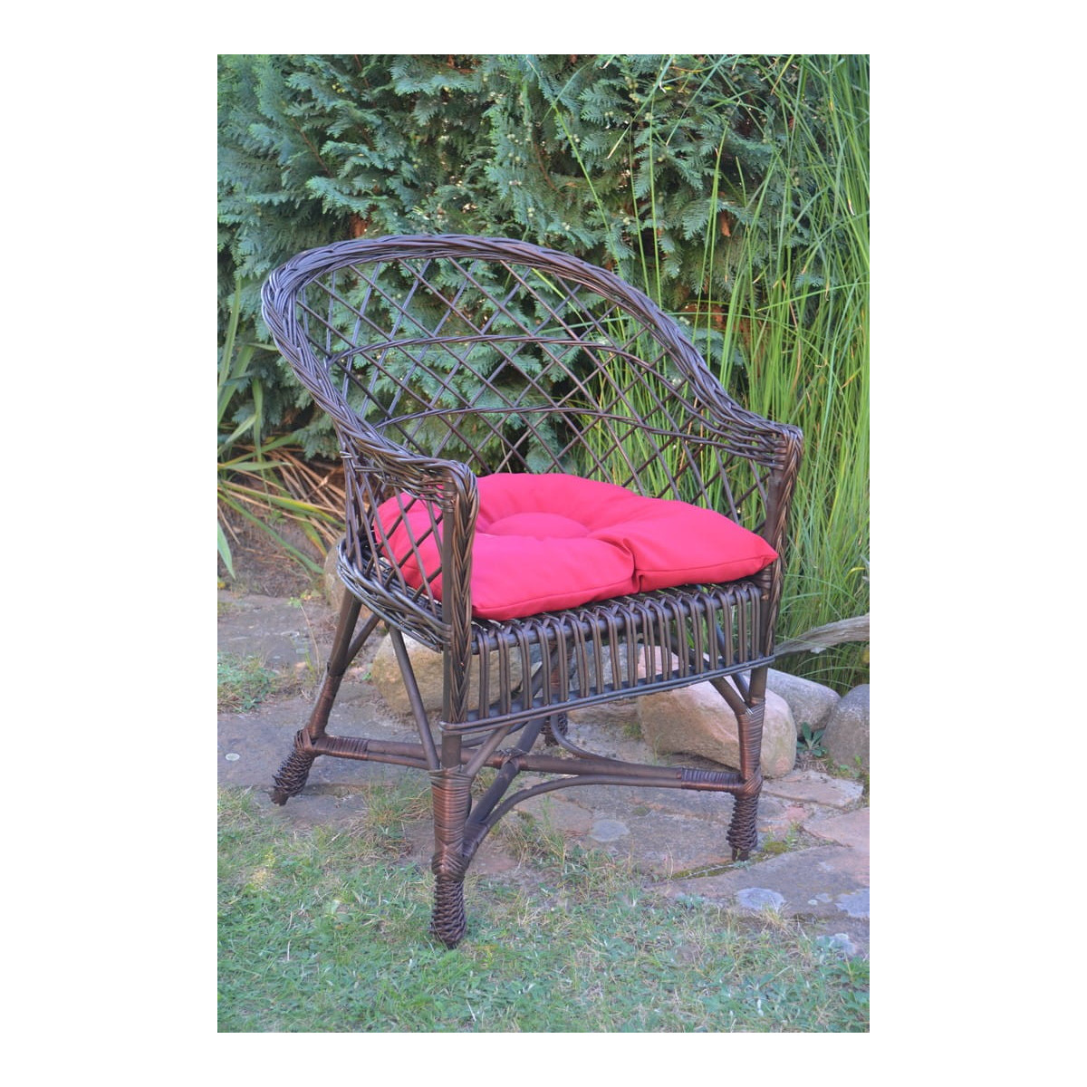 Scaun din ratan de culoare maro închis cu pernă roșie