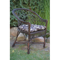 Scaun de grădină maro închis cu pernuță maro cu model.