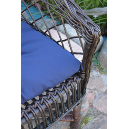 Scaun de grădină maro închis cu pernuță albastră