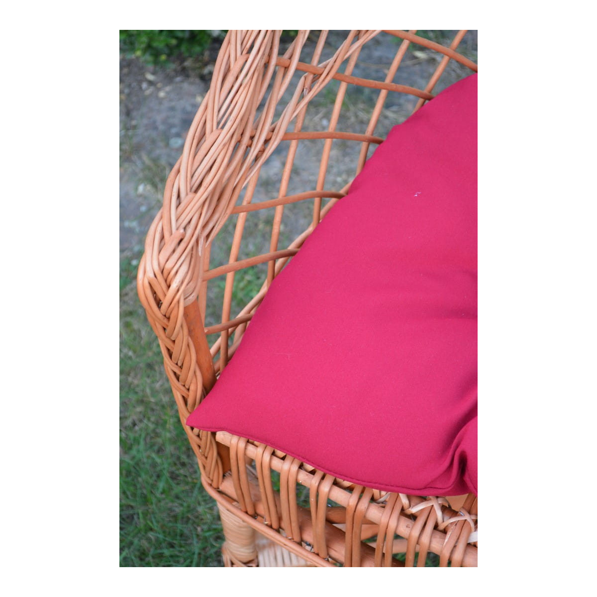 Scaun din rachita naturală pentru grădină cu pernuță roșie