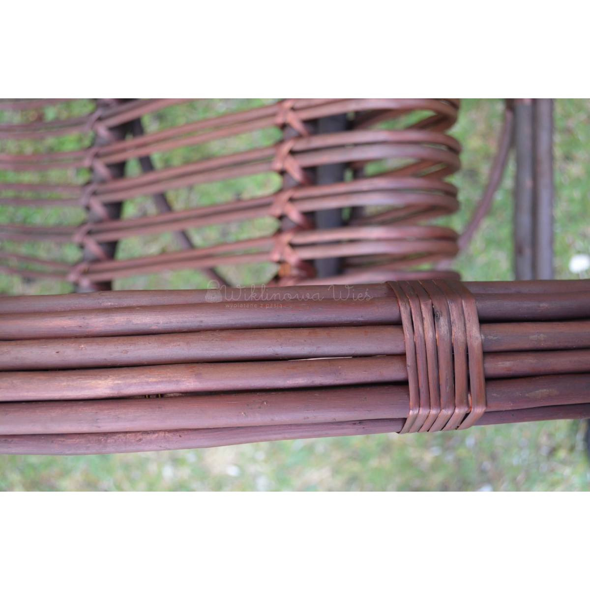 Fotoliu suspendată din ratan de culoare maro închis pentru grădină