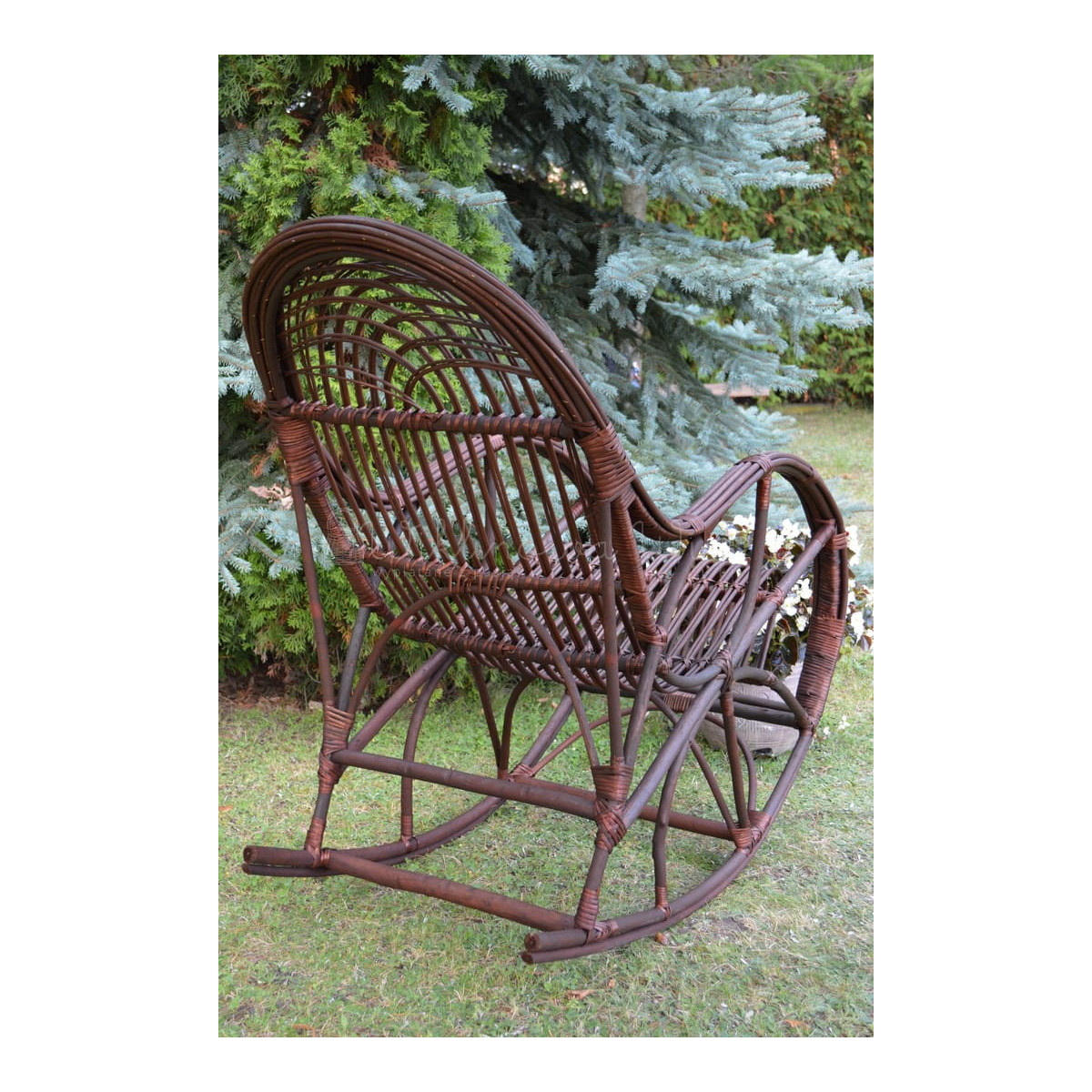 Fotoliu suspendată din ratan de culoare maro închis pentru grădină