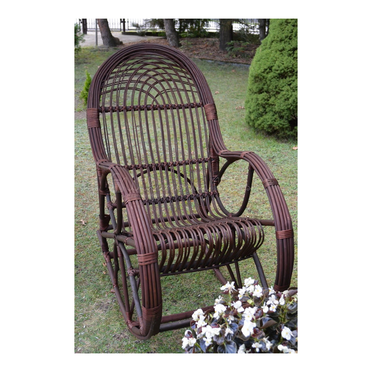 Fotoliu suspendată din ratan de culoare maro închis pentru grădină