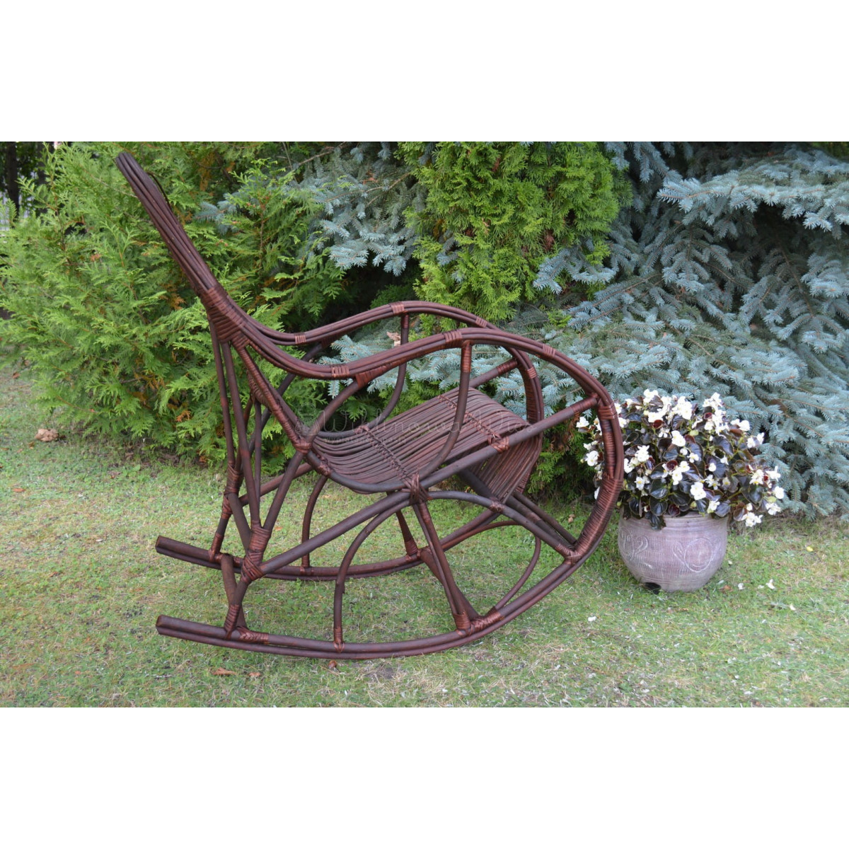 Fotoliu suspendată din ratan de culoare maro închis pentru grădină