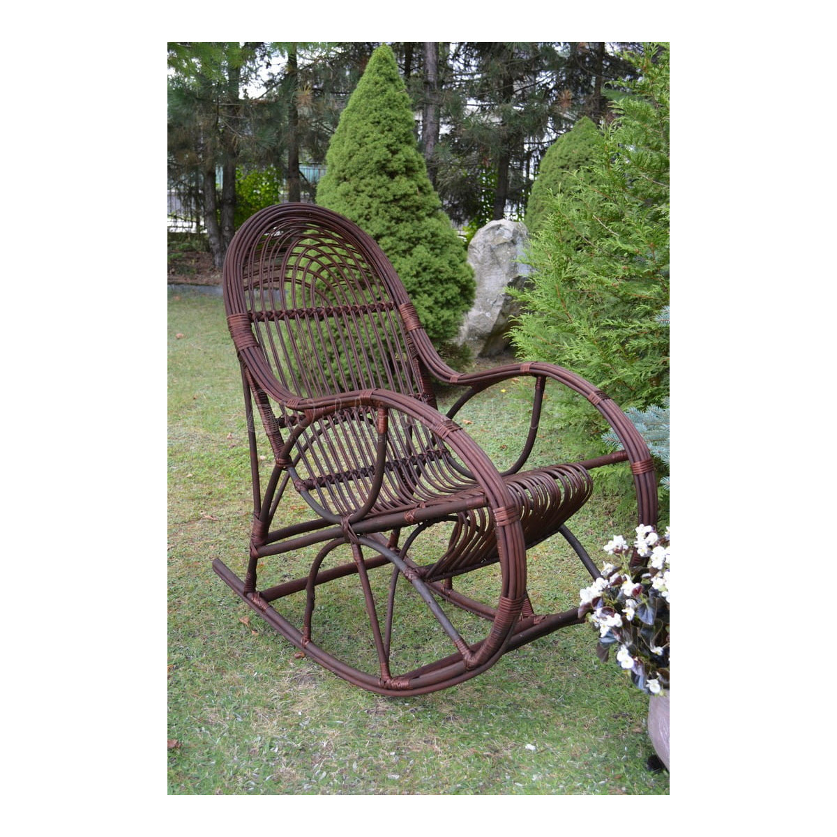 Fotoliu suspendată din ratan de culoare maro închis pentru grădină