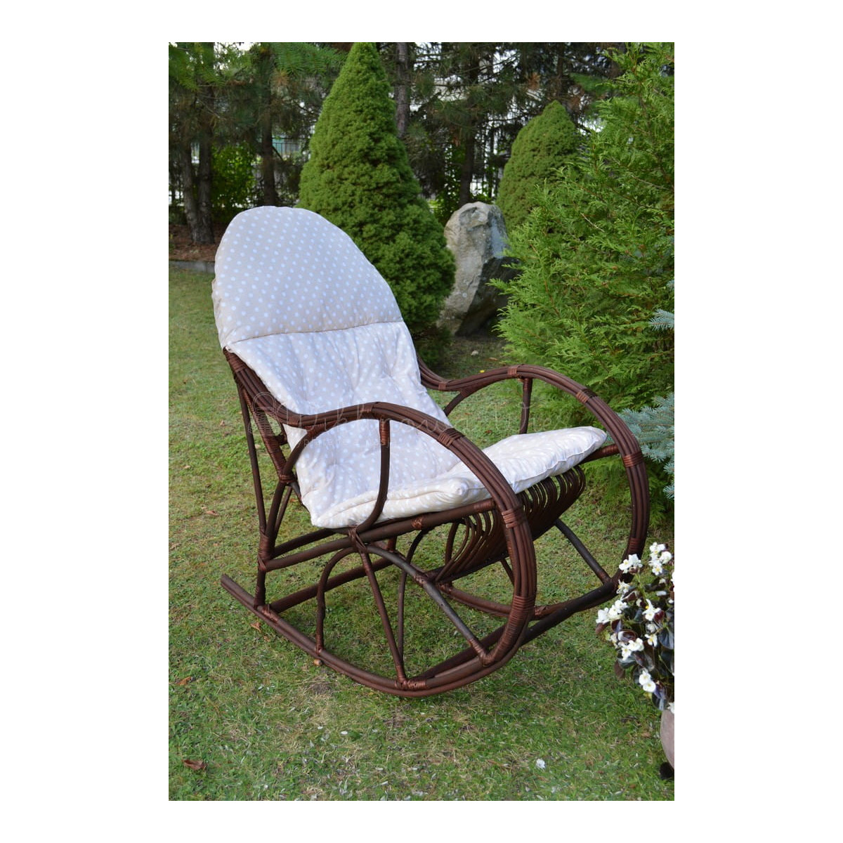 Scaun suspendat din ratan de culoare maronie închis, pentru grădină, cu pernă bej.