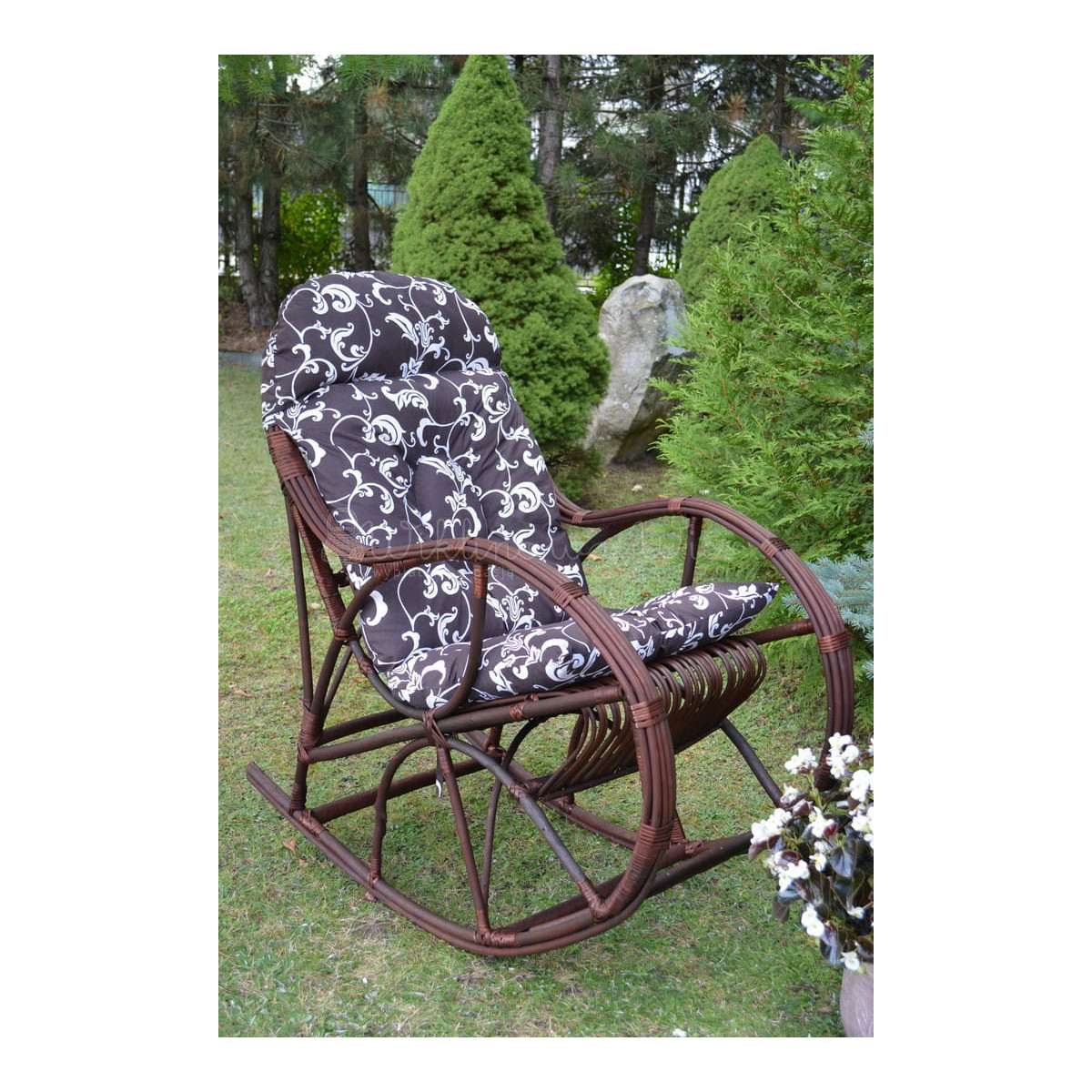 Scaun suspendat de grădină întunecat, cu perna maro cu model.