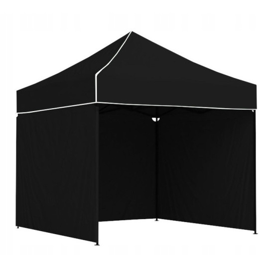 Un cort tent de tip foarfecă, de culoare neagră, 3x3