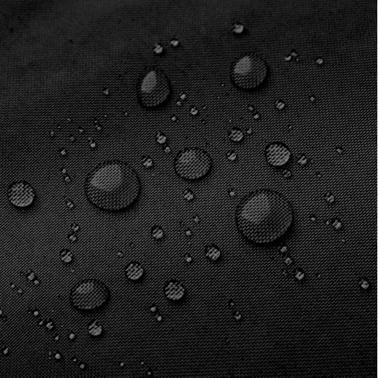 Un cort tent de tip foarfecă, de culoare neagră, 3x3