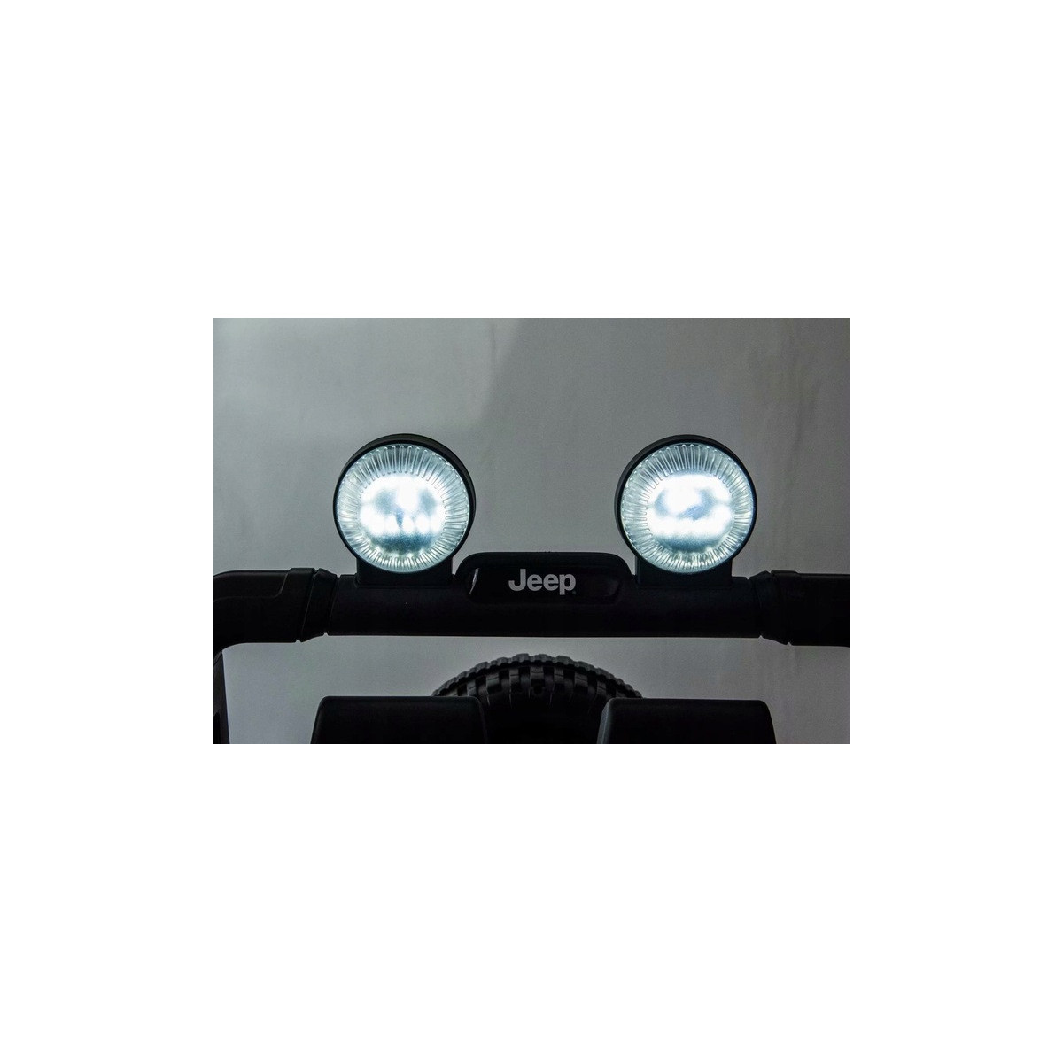 Mașină electrică pentru copii Jeep Wrangler, de culoare neagră, cu scaun din piele și roți EVA