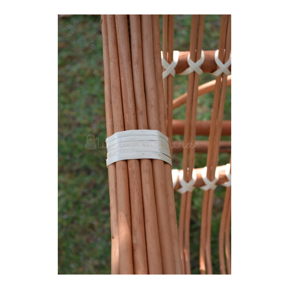 Scaun suspendat de grădină din rattan natural cu finisaj alb