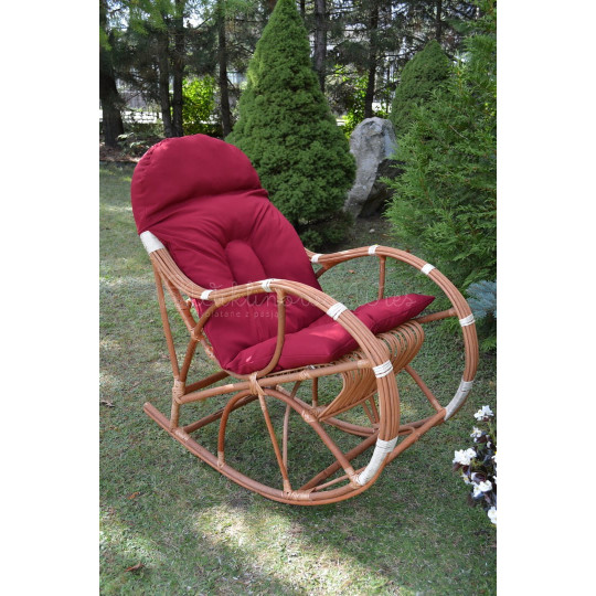 Scaun suspendat din ratan cu finisaj alb și perna roșie