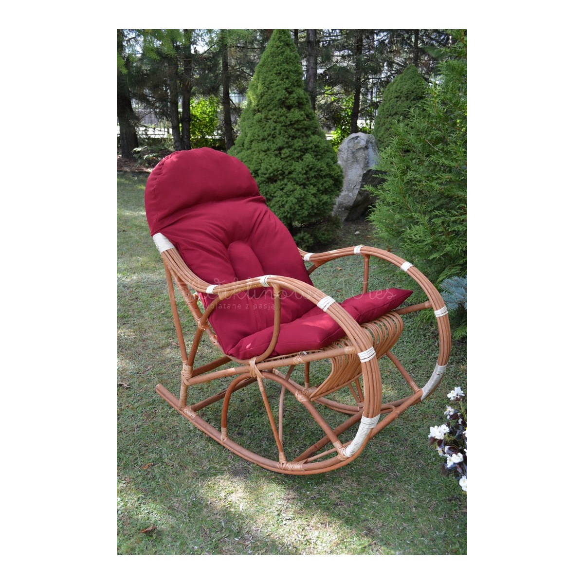 Scaun suspendat din ratan cu finisaj alb și perna roșie