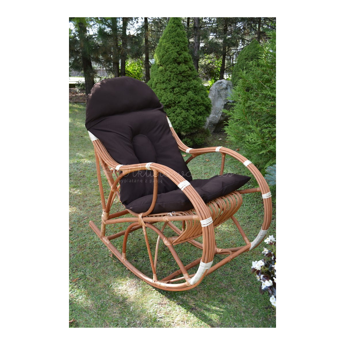 Scaun natural cu legătură albă și pernuță maro