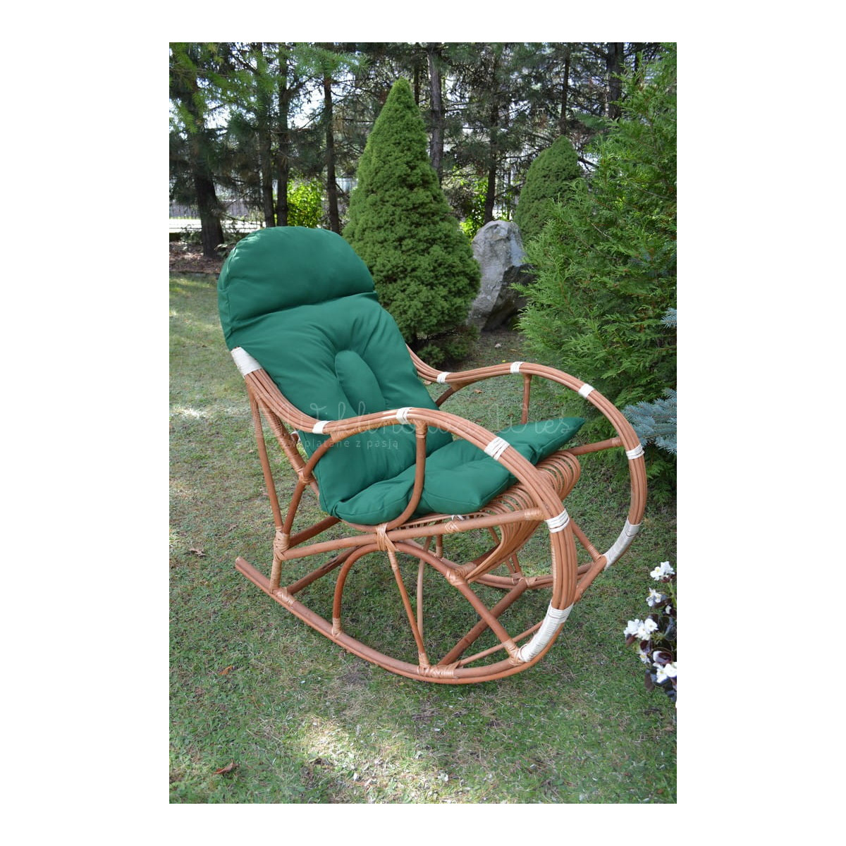 Scaun suspendat pentru grădină cu legături albe și perna verde.