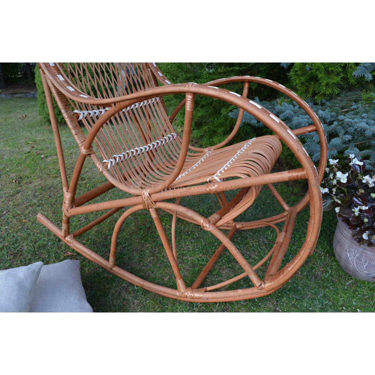 Scaun de grădină suspendat din ratan cu finisaj alb