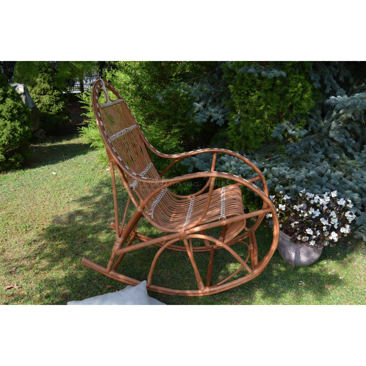 Scaun de grădină suspendat din ratan cu finisaj alb