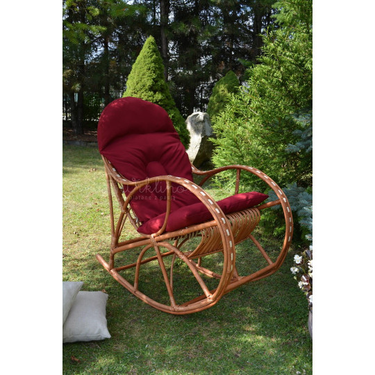 Scaun cu balansare din lemn cu împletitură albă și pernă roșie