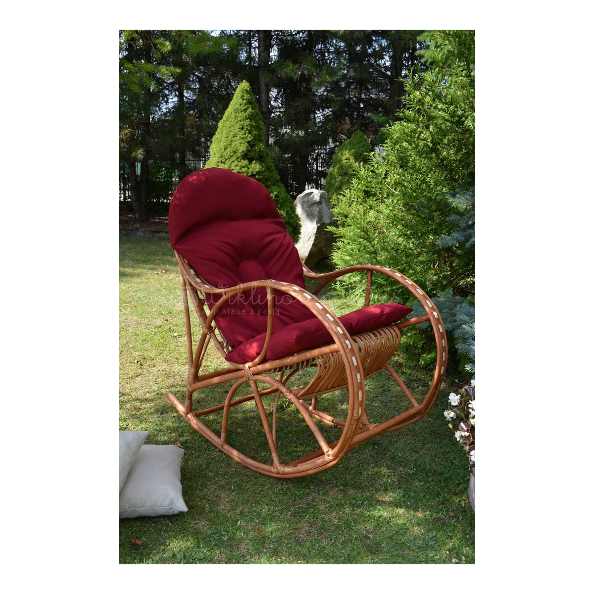 Scaun cu balansare din lemn cu împletitură albă și pernă roșie