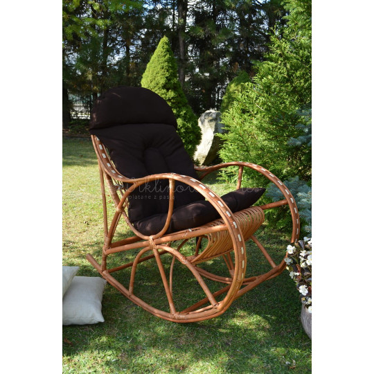 Scaun suspendat de grădină cu împletitură albă și pernă maro.