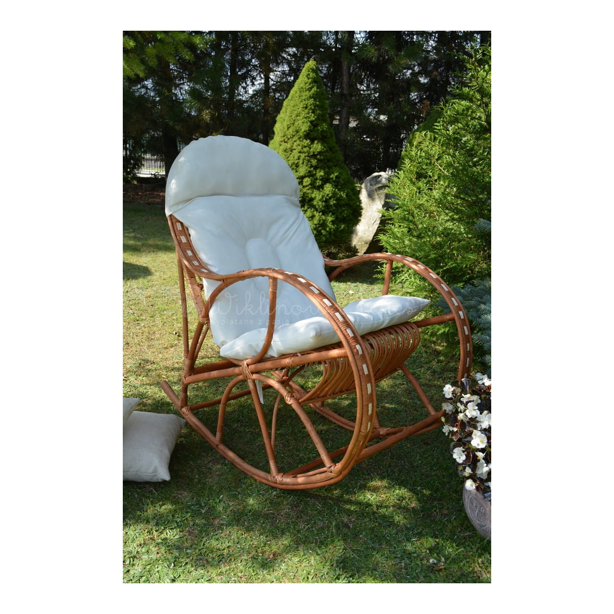 Scaun suspendat pentru grădină cu perne albe