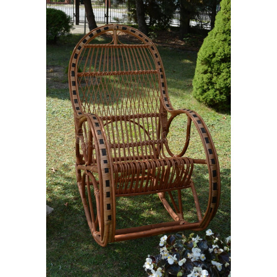 Scaun hamac din ratan întunecat cu împletitură.