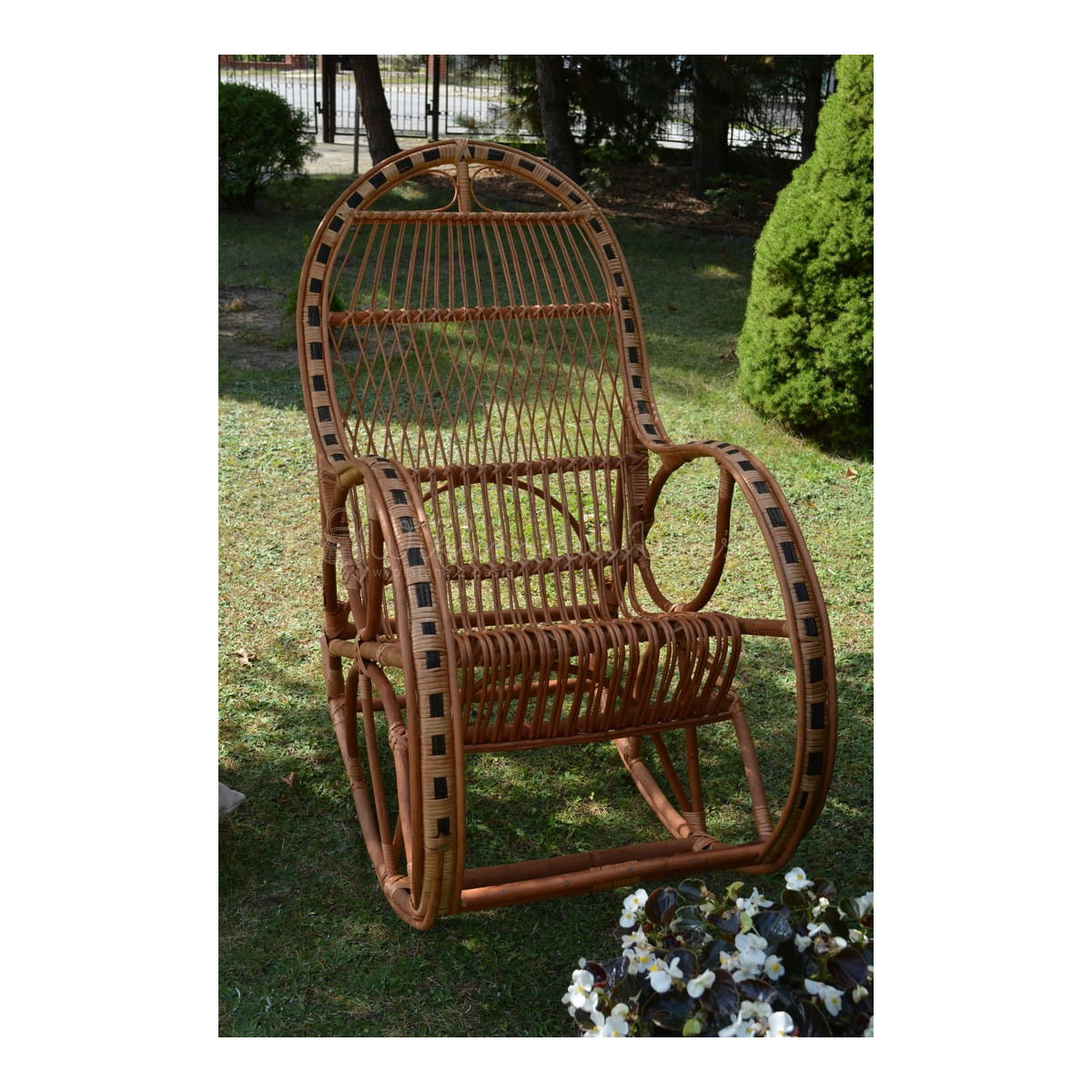 Scaun hamac din ratan întunecat cu împletitură.