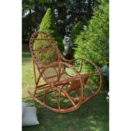 Scaun hamac din ratan întunecat cu împletitură.