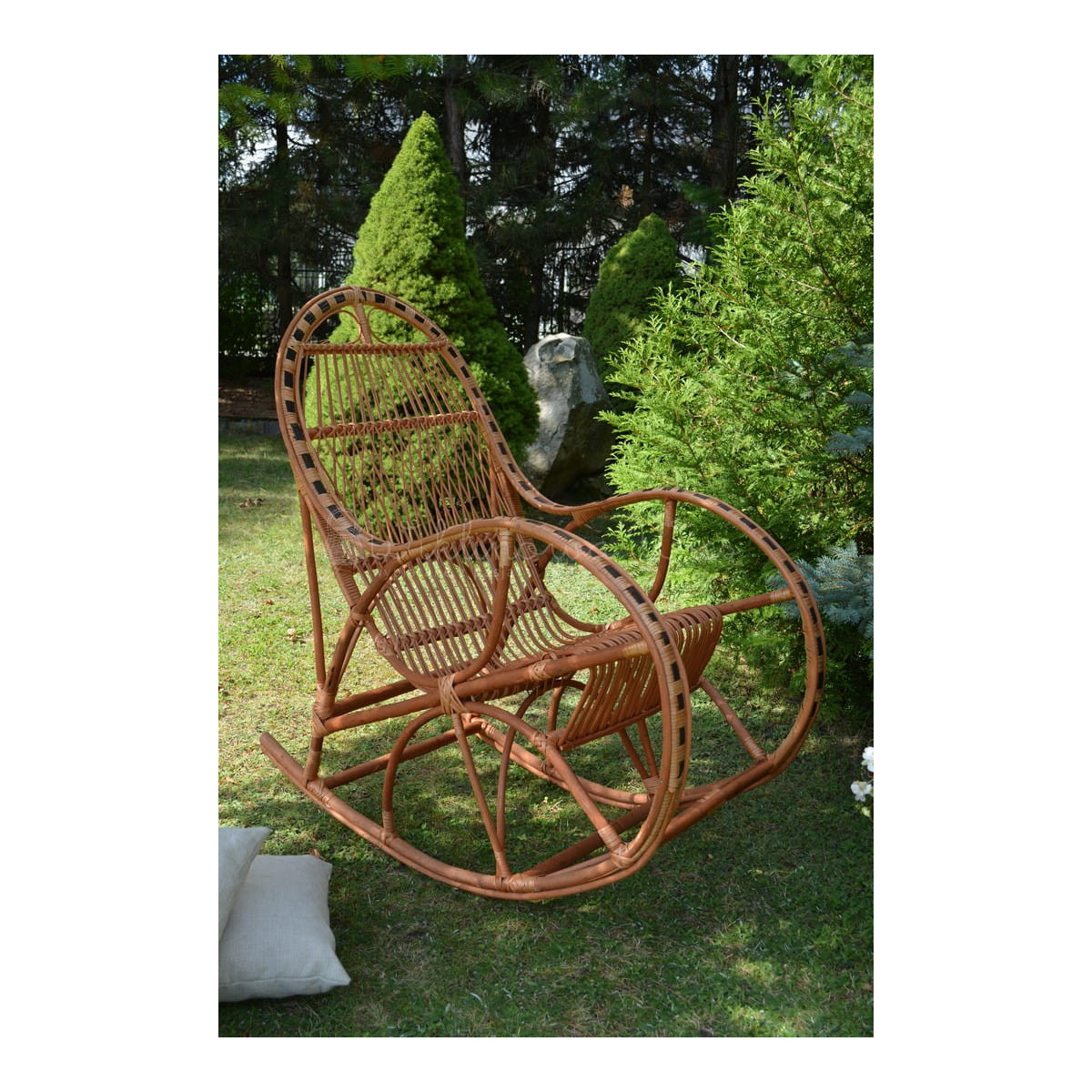 Scaun hamac din ratan întunecat cu împletitură.