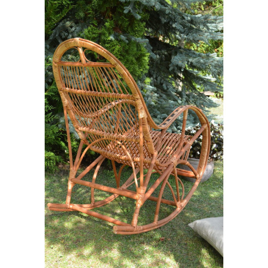 Scaun hamac din ratan întunecat cu împletitură.