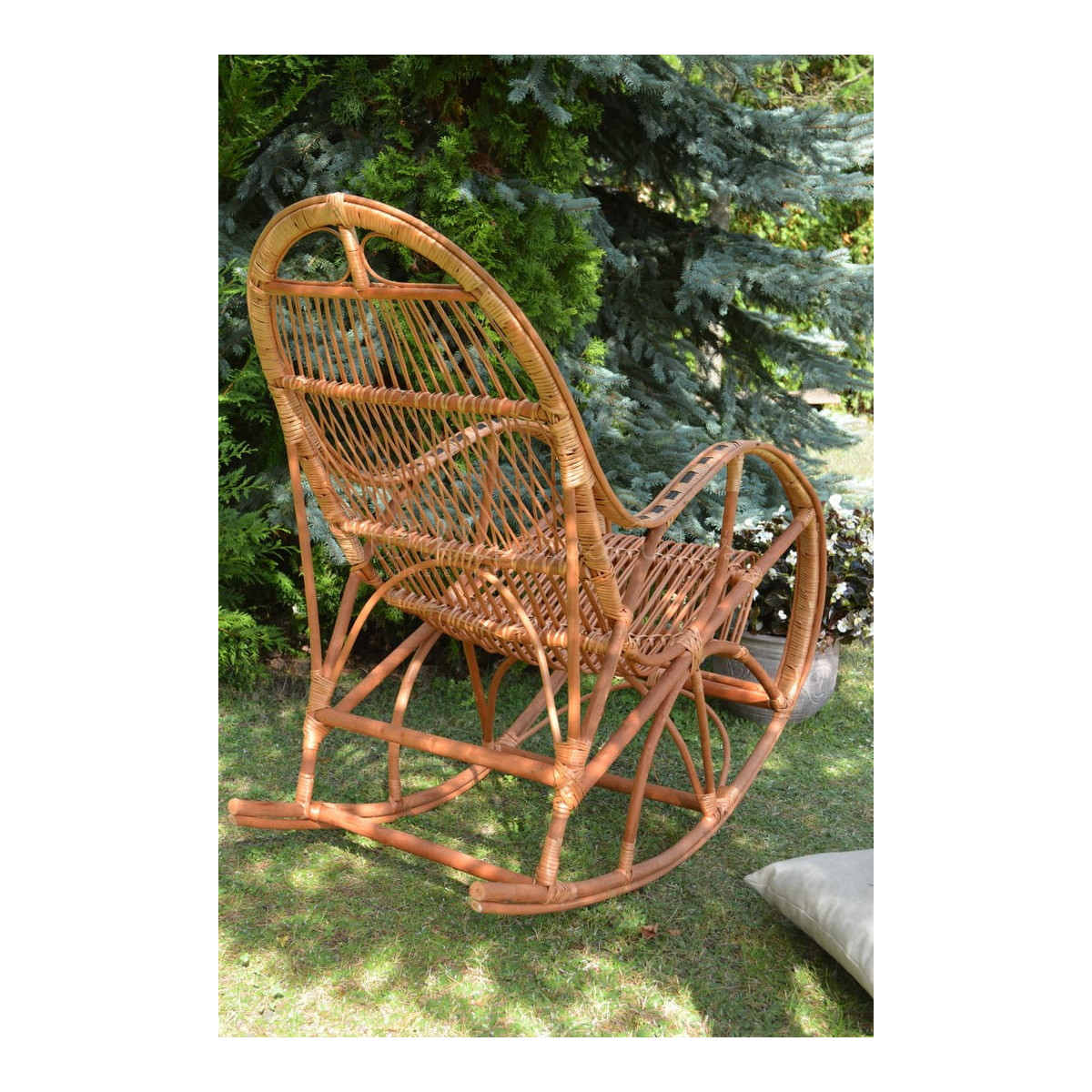 Scaun hamac din ratan întunecat cu împletitură.