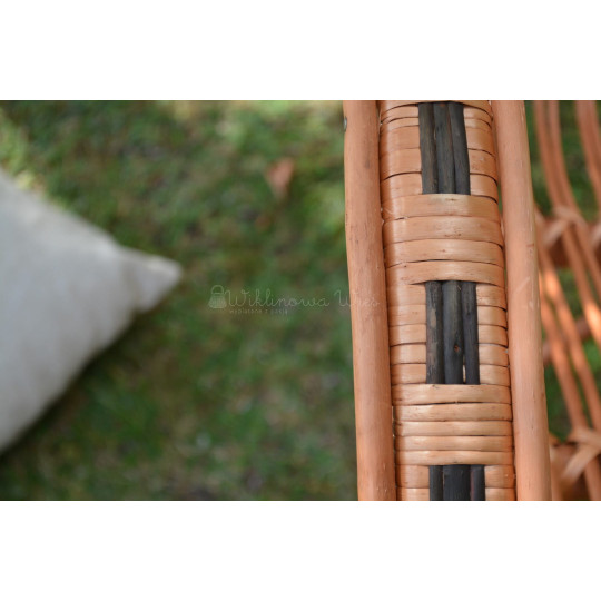 Scaun hamac din ratan întunecat cu împletitură.