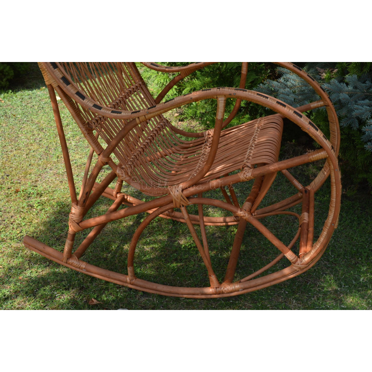 Scaun hamac din ratan întunecat cu împletitură.