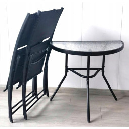 Set de balcon cu masă mică și scaune pliabile.